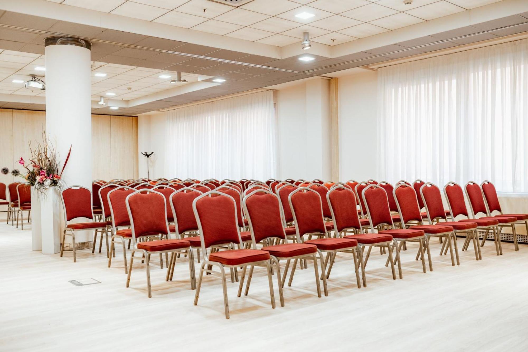 Holiday Inn Belgrade By Ihg Экстерьер фото