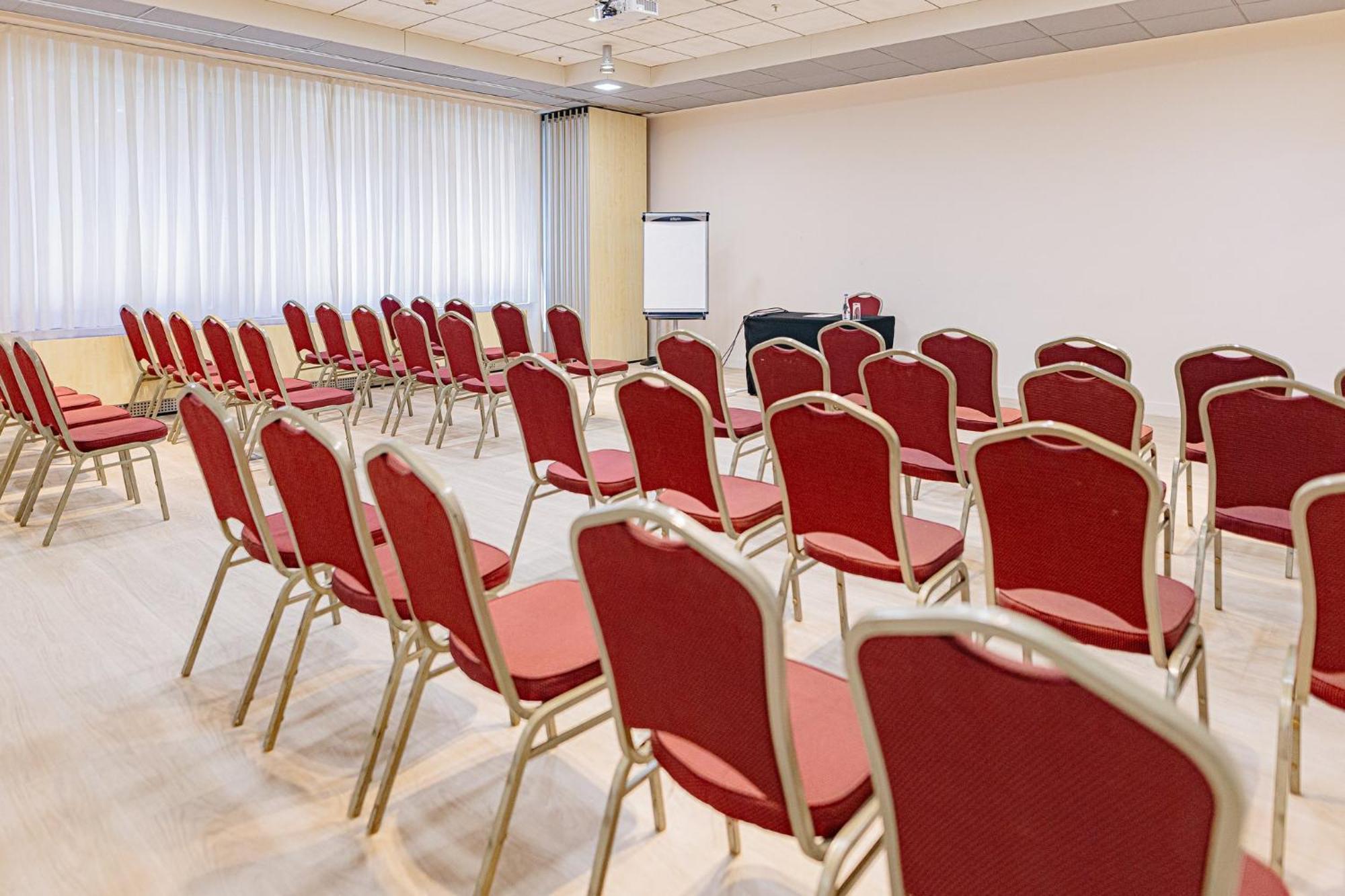 Holiday Inn Belgrade By Ihg Экстерьер фото