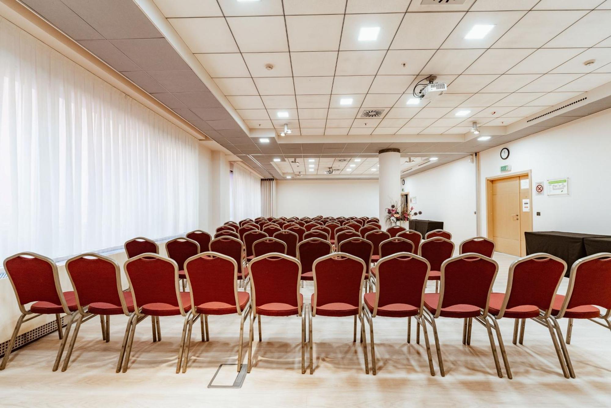 Holiday Inn Belgrade By Ihg Экстерьер фото