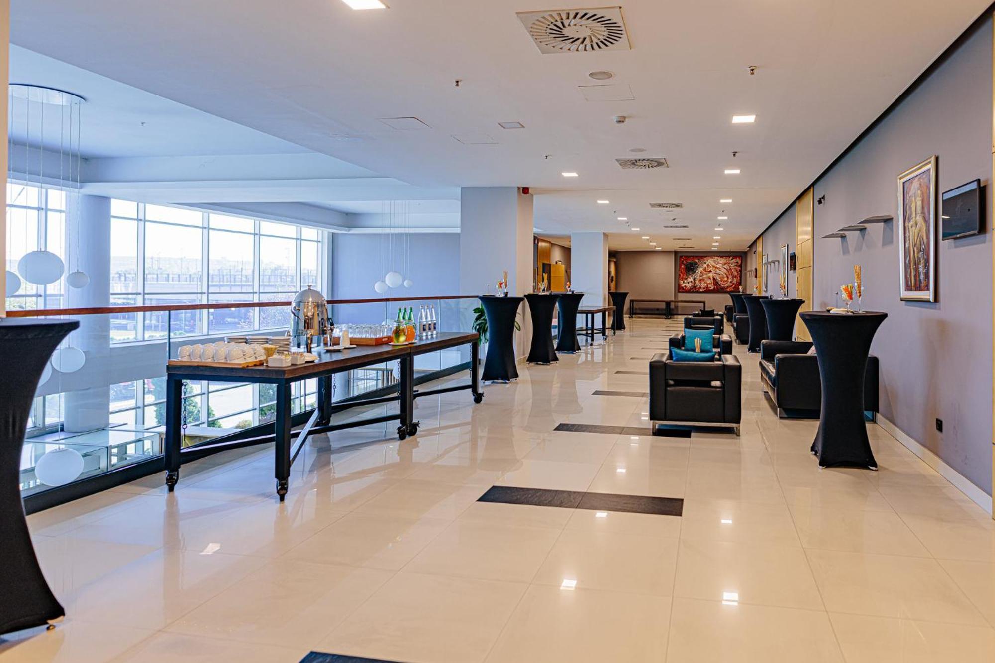 Holiday Inn Belgrade By Ihg Экстерьер фото