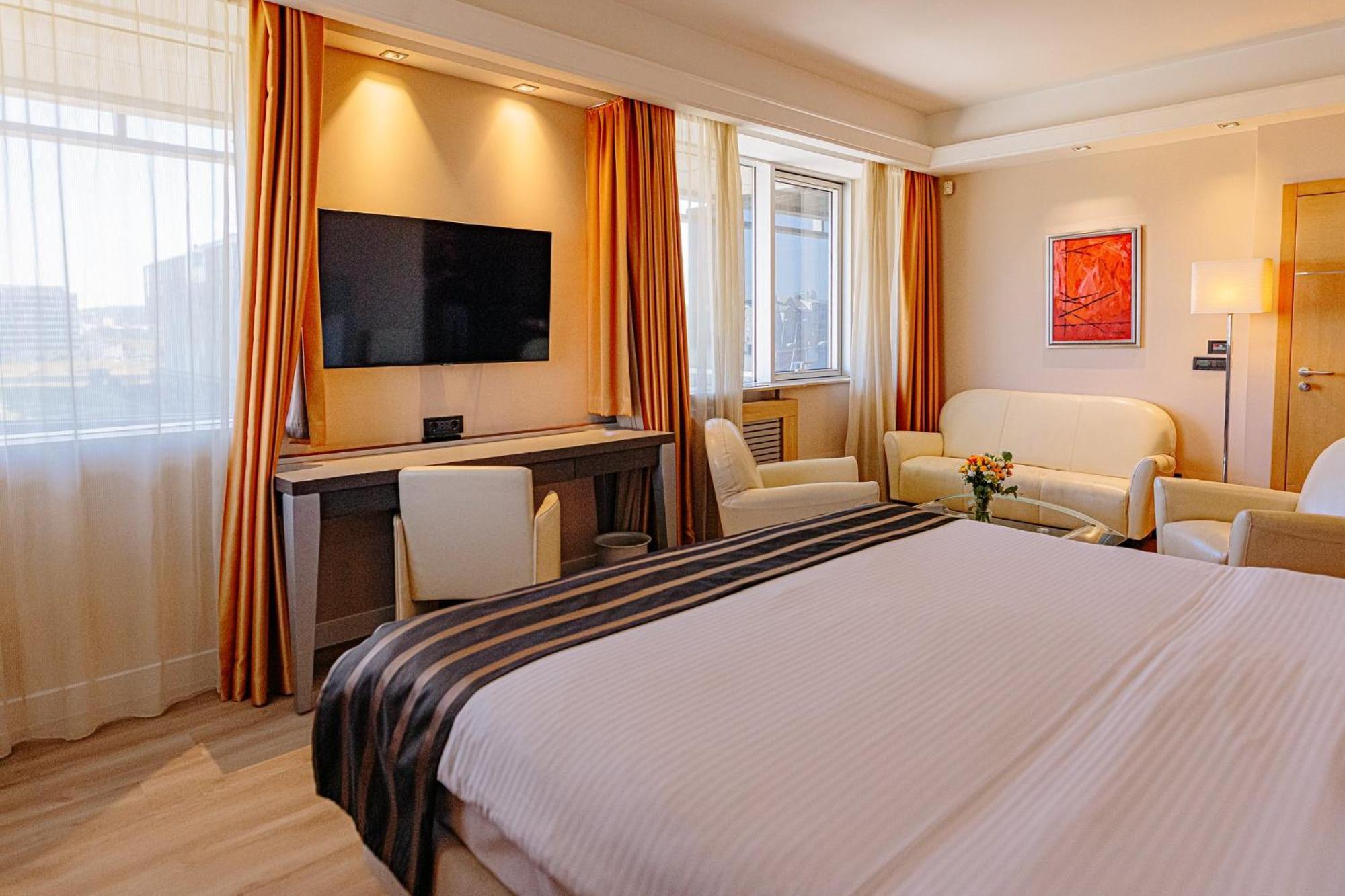 Holiday Inn Belgrade By Ihg Экстерьер фото