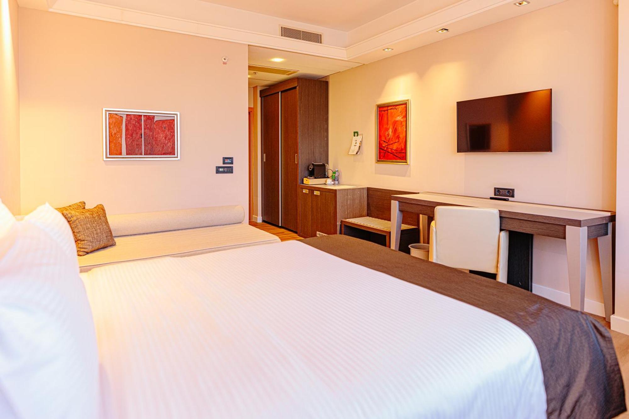 Holiday Inn Belgrade By Ihg Экстерьер фото